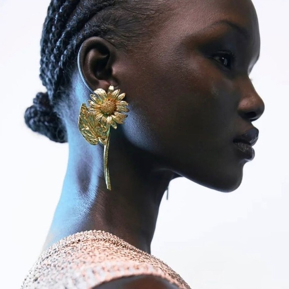 Daisy Flower Gold Earrings - Picture 1 of 16